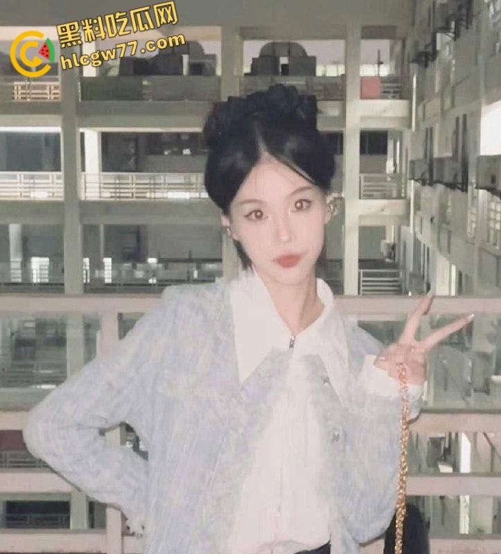 真实情侣酒店偷拍，要求女友穿上黑白双袜情趣短裙才操逼，花样挺多呀-4