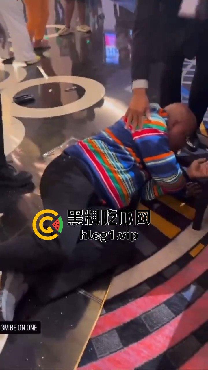 拉斯维加斯瓦坎达「马东锡」化身一拳超人，1打2轻松KO对手，黑人侠暴击看呆吃瓜群众！-3