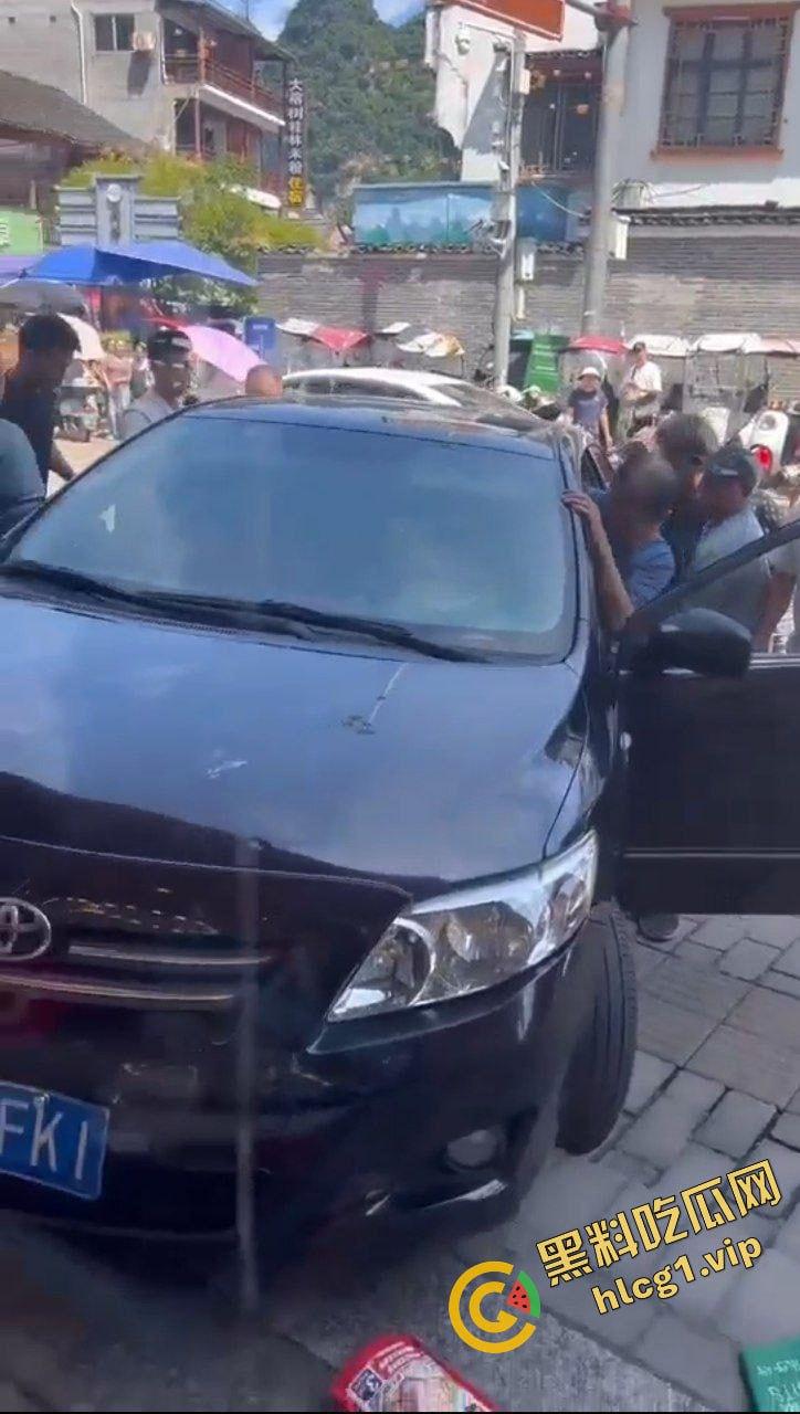 桂林阳朔十字街 黑车轿车失控 冲撞行人 造成3人受伤！-4