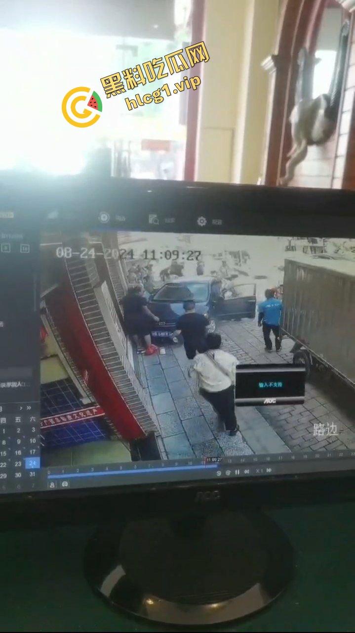 桂林阳朔十字街 黑车轿车失控 冲撞行人 造成3人受伤！-6