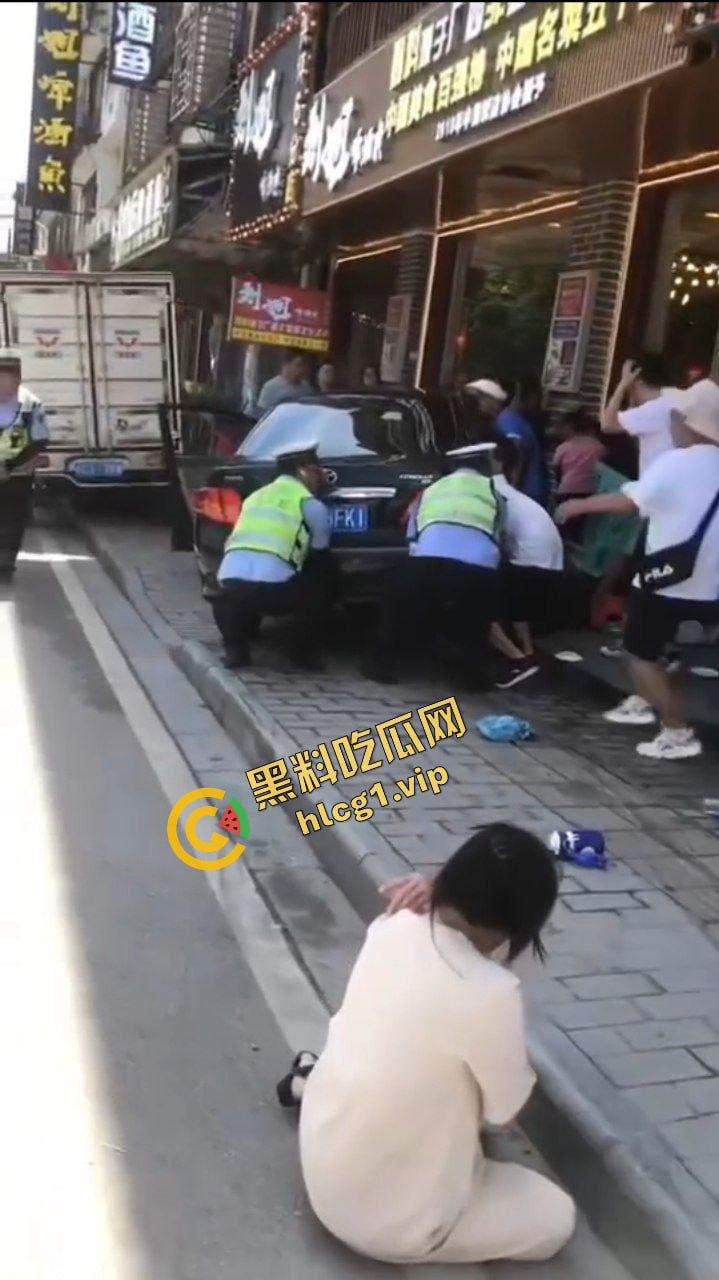 桂林阳朔十字街 黑车轿车失控 冲撞行人 造成3人受伤！-7