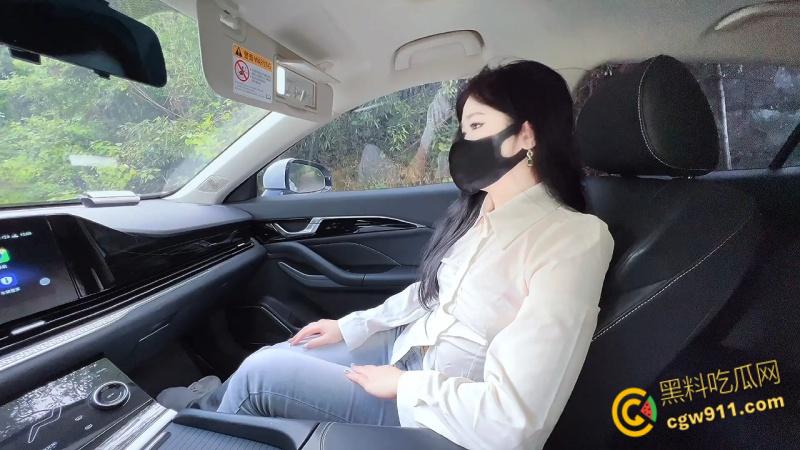 带同事老婆户外车震，高颜值气质御姐，翘臀红丝低头口交，打开车门后入猛操，无套内射白虎粉穴 ！-1