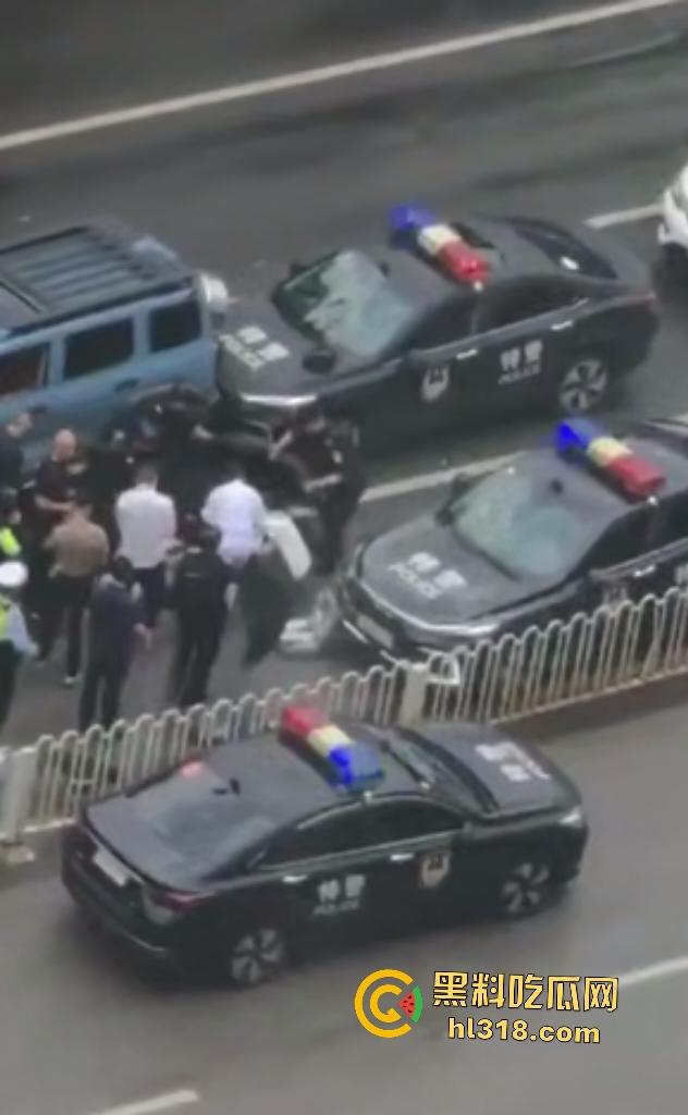 7月20日下午昆明金马坊坦克300狂飙撞人屠杀，司机被特警乱枪击毙，路人看到汽车都怕！-6