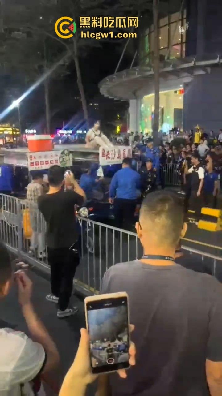 广东深圳沙井地摊被城管强行整顿 多个商贩不服管制大打出手 混乱场面视频曝光-4