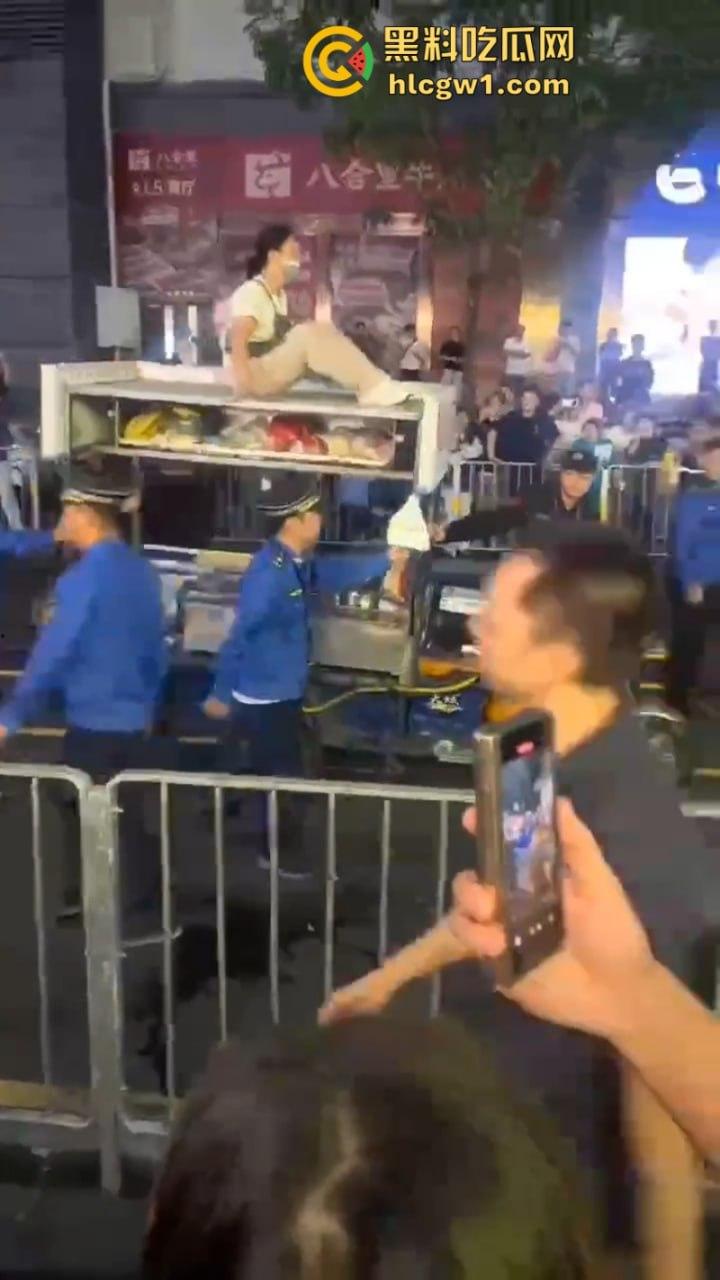 广东深圳沙井地摊被城管强行整顿 多个商贩不服管制大打出手 混乱场面视频曝光-6