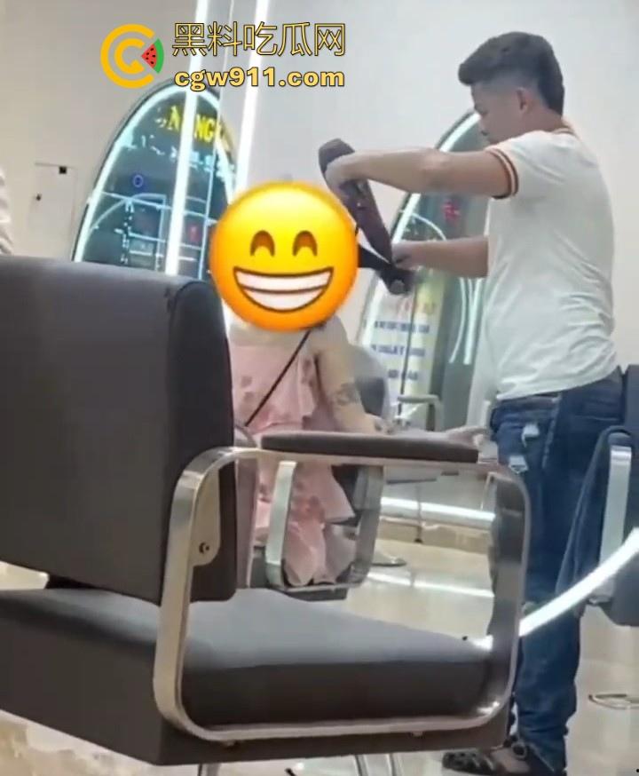 这难道又是理发师的宣传视频吗？少妇剪个头发手极其不老实，一直掏理发师的鸡鸡，其实这工作我能胜任的！-8