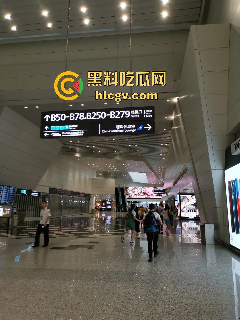 广州白云机场卫生间惊见哥们导管！上飞机前来一发图个睡得香？影子拍了40秒，这哥们结束直接收场！-2