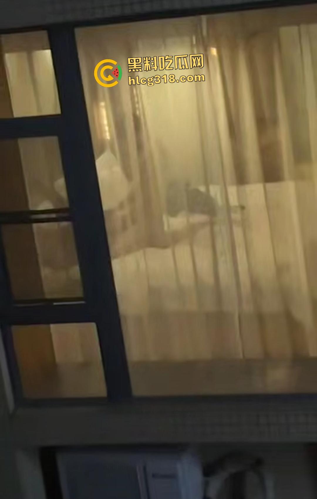 黑丝女口交脚翘高不拉窗帘做爱！三男一女偷拍笑称水平绝顶！还笑？下一个就是多P你！-4