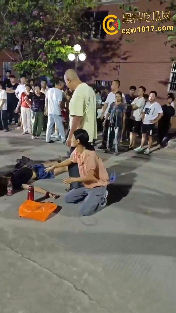 广东省汕头华里西村 ，14岁女孩被4名男生殴打致死，女孩母亲在尸体旁磕头寻求帮忙！-11