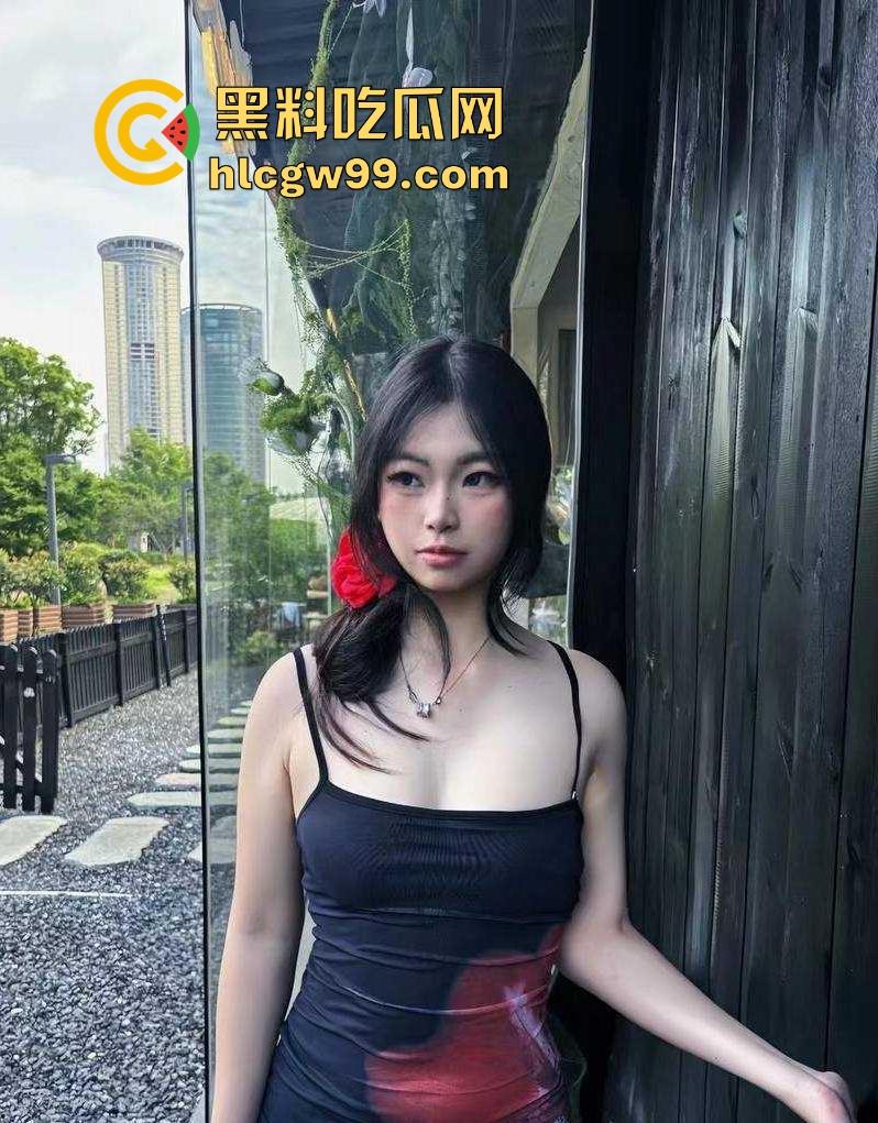 重庆极品19岁高三学生妹【吴培怡】在房间露出自慰视频流出， 看脚上的美甲和纹身贴可实锤，内容炸裂！-2