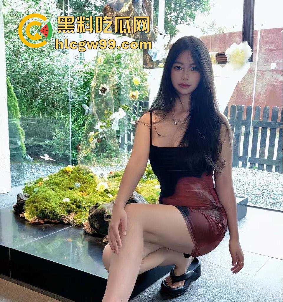 重庆极品19岁高三学生妹【吴培怡】在房间露出自慰视频流出， 看脚上的美甲和纹身贴可实锤，内容炸裂！-3