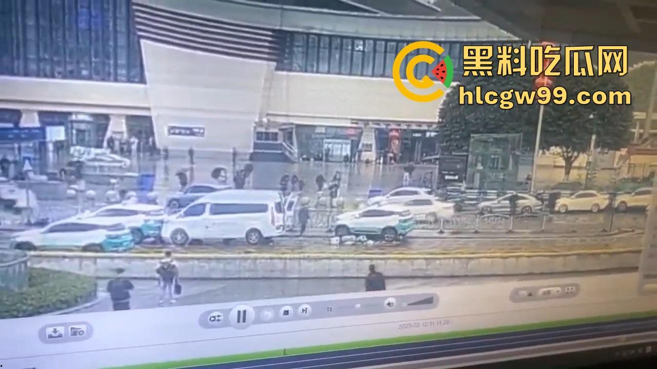 四川宜宾市高铁西站出租车司机开车睡着撞死个人，开车不睡觉睡觉不开车，这刚好到退休的年纪 ！-8