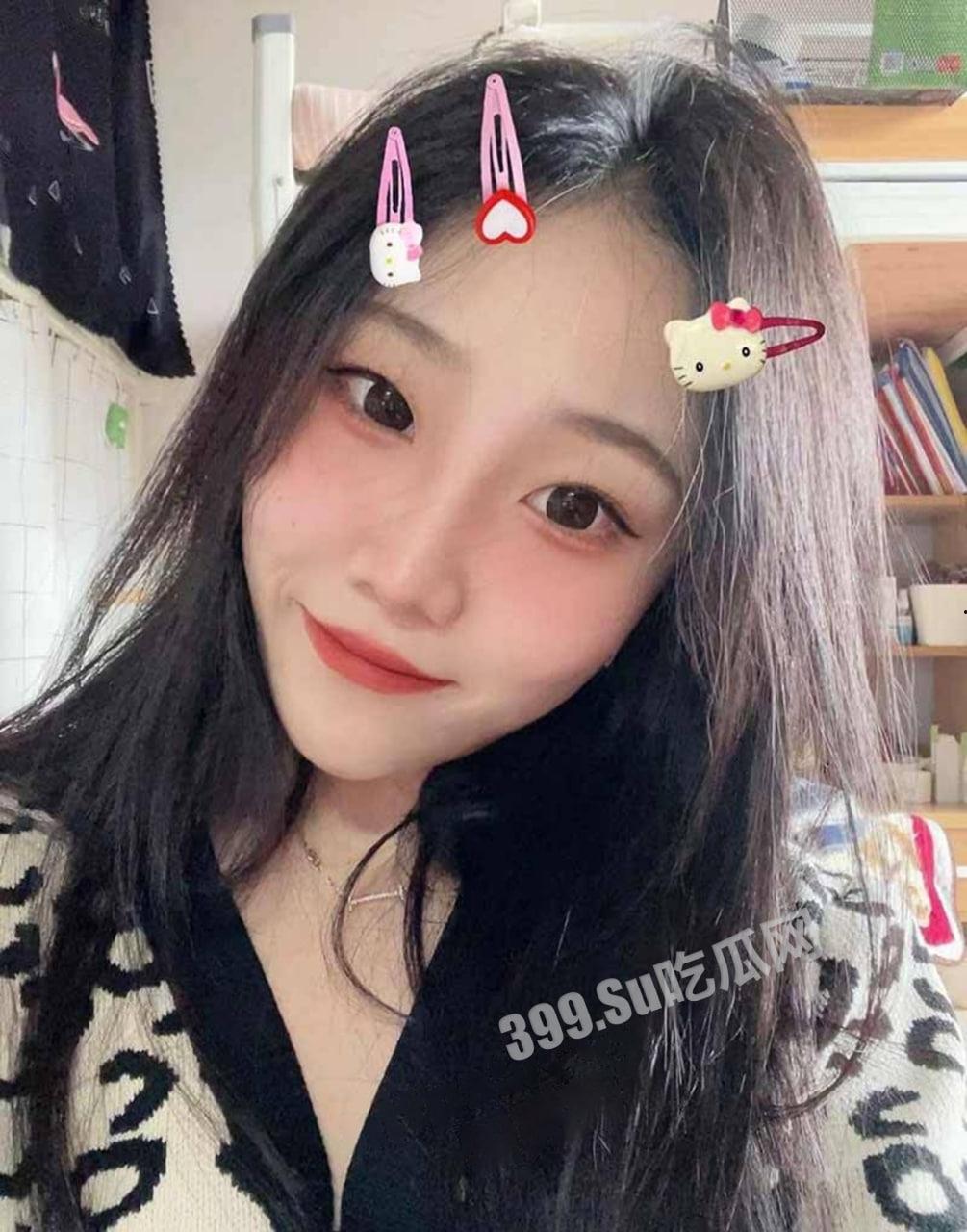 反差女大学生骚操作 双手吃鸡 双脚帮男朋友足交 游戏结束开始实战！-1