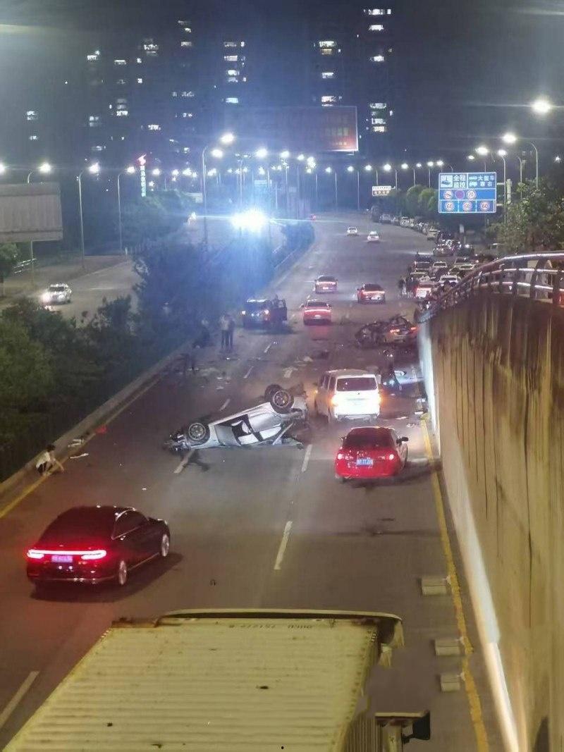 惨烈飞车爆脑！贵阳小米su7车主半夜上演激情狂飙，操作失误撞车造成1人当场死亡，现场惨烈恐怖-7