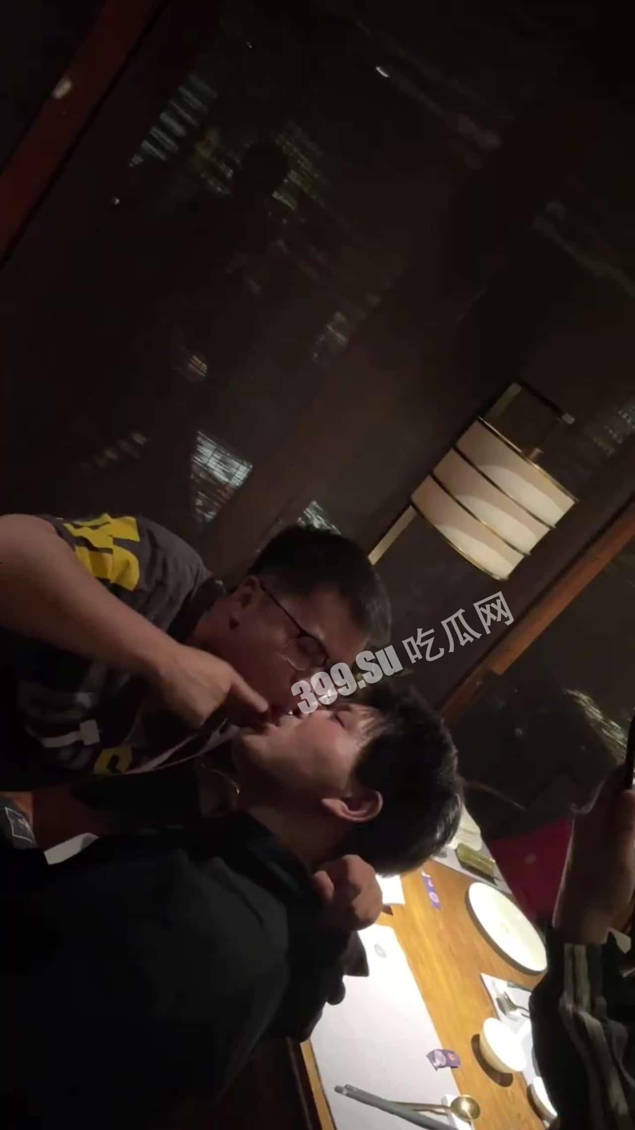 新盟易购  线下聚会醉酒后男男舌吻，毁三观操作-6