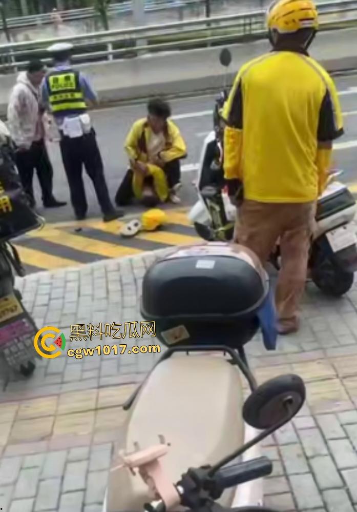 贵阳医院门口外卖小哥抢单血战，互殴拳脚头盔砸成稀碎，交警一人拦不住还得叫援兵，本是同根生相煎何太急呢！-3