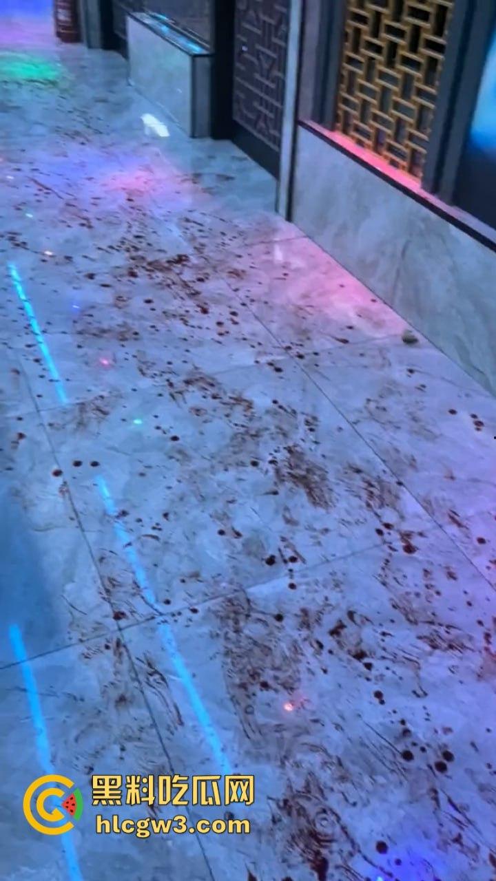 内蒙古赤峰烤尚985音乐烤吧一精神小伙酒后“变异”杀人 捅腹戳眼挑手筯 残忍嗜血如丧尸附体 现场实拍曝光血流一地-4