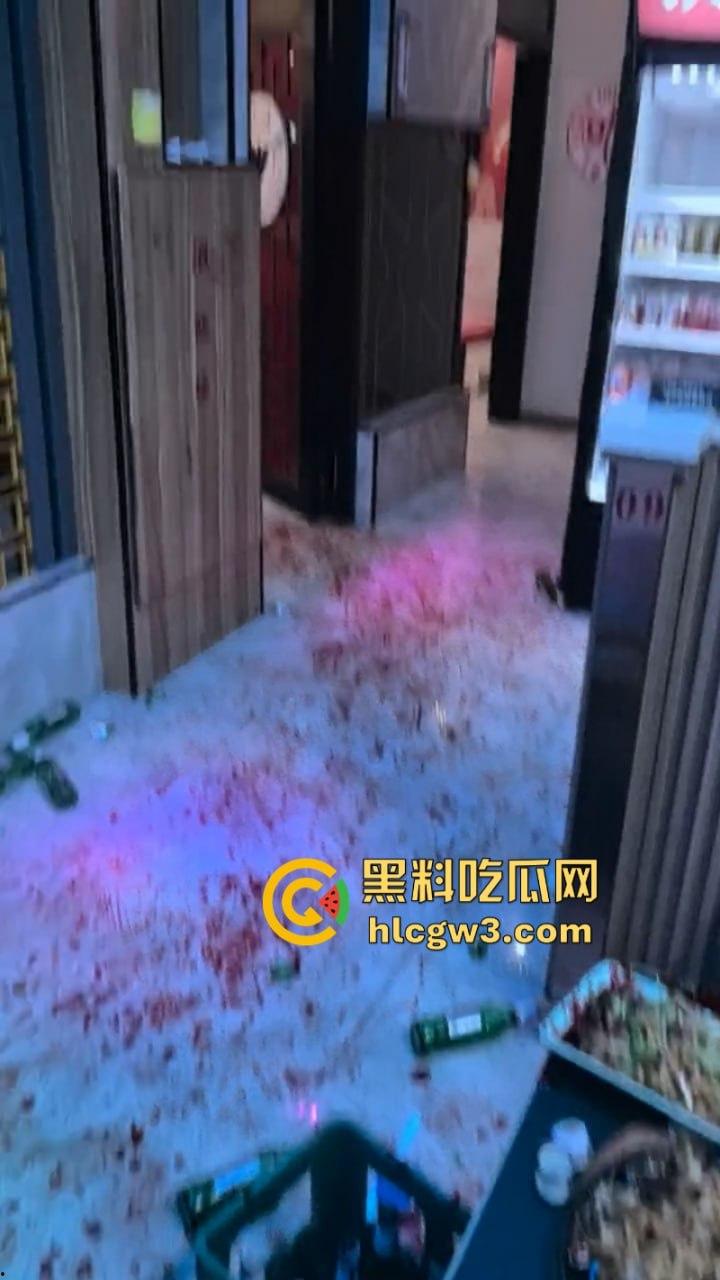 内蒙古赤峰烤尚985音乐烤吧一精神小伙酒后“变异”杀人 捅腹戳眼挑手筯 残忍嗜血如丧尸附体 现场实拍曝光血流一地-8