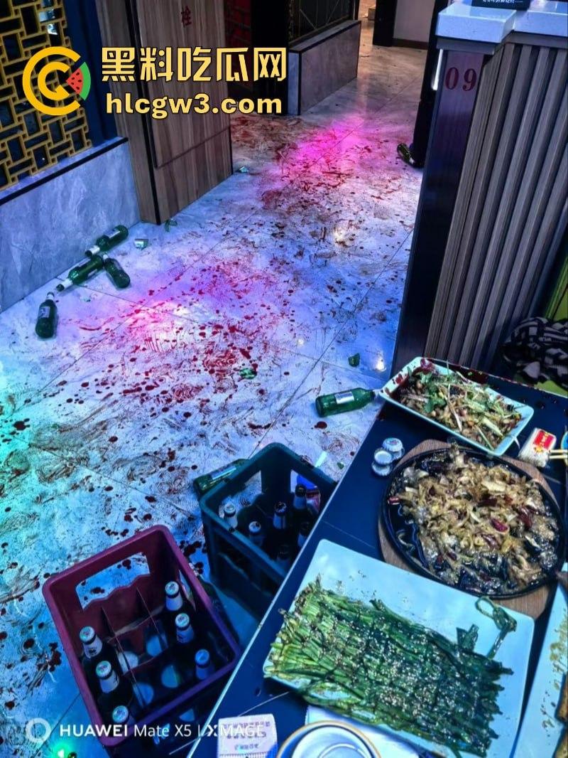 内蒙古赤峰烤尚985音乐烤吧一精神小伙酒后“变异”杀人 捅腹戳眼挑手筯 残忍嗜血如丧尸附体 现场实拍曝光血流一地-12