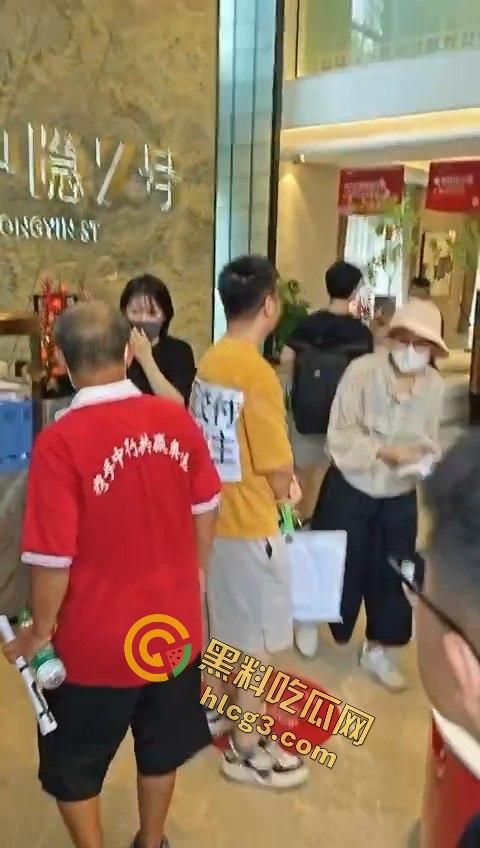 业主维权和黑丝女销售发生冲突，黑丝女销售一个鞭腿把业主踢飞-10