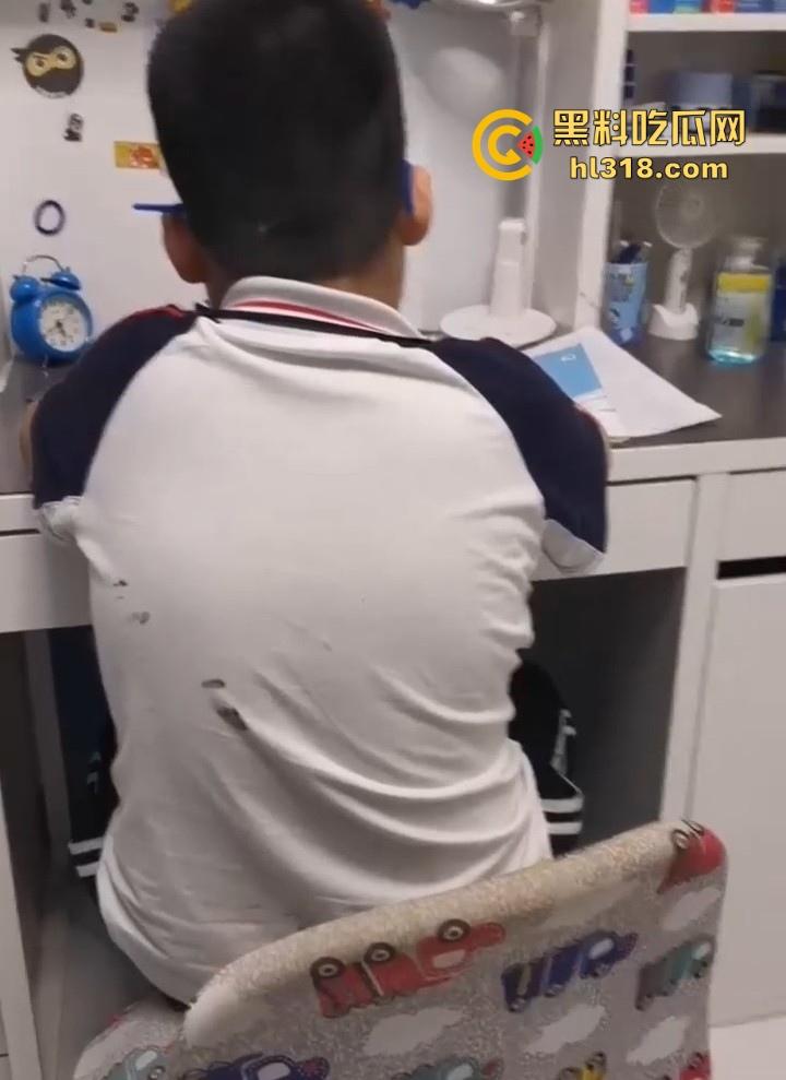 常年真空穿丝袜出门的反差丰满骚妈,趁儿子写作业在背后偷偷自慰,淫话连篇超级劲爆刺激!-1