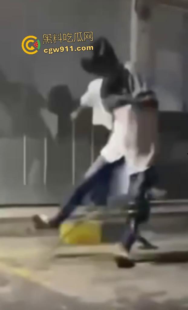 印度作死狂人闲蛋疼踩蟒蛇遭反杀！巨蟒一口咬住小腿死缠不放，发觉人太大吃不下灰溜溜逃窜！-6