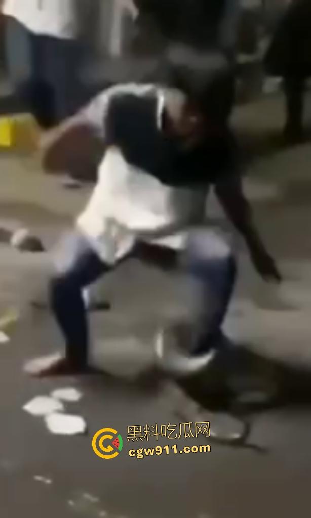 印度作死狂人闲蛋疼踩蟒蛇遭反杀！巨蟒一口咬住小腿死缠不放，发觉人太大吃不下灰溜溜逃窜！-7