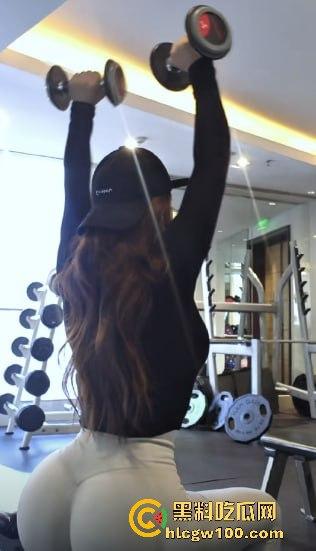 抖音50万粉健身网红【健身小猫】不雅视频泄露，线下陪金主爸爸玩花样，健身身材劲爆，淫技独道玩到喷射不停！-10