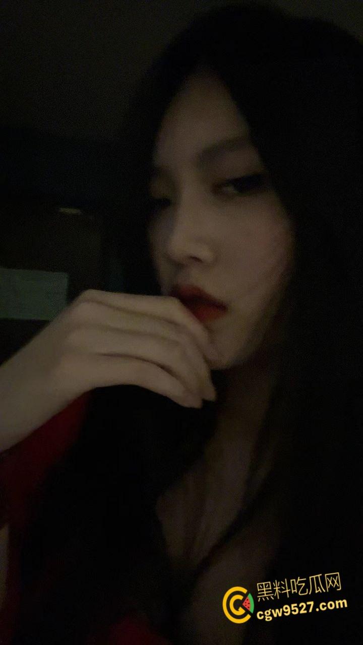 极品巨乳高三卫校女生，在宿舍偷偷自慰揉奶，偷感十足小小年纪就玩的这么刺激，嫩逼太欠操了 !-4