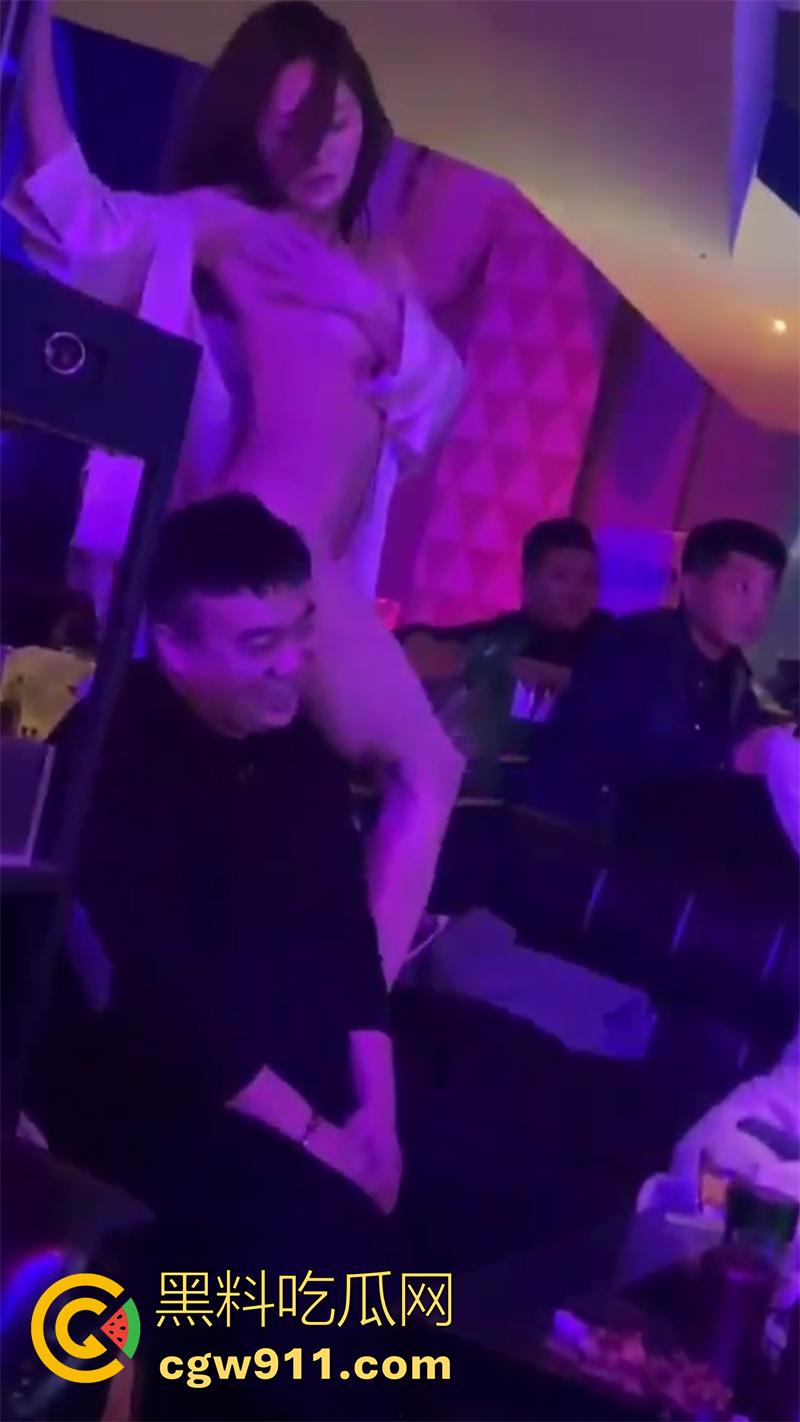 有钱人的淫乱生活夜，夜场骚鸡激情时刻，火辣身材长腿美女，刺激贴身热舞，扭臀吃奶卖弄风骚，大哥笑的都合不拢嘴了！-2