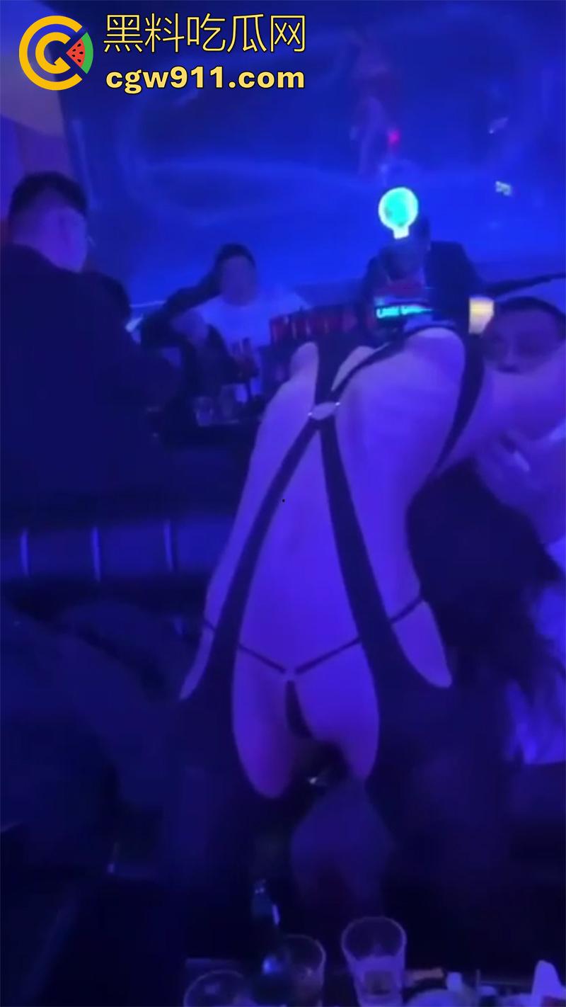 有钱人的淫乱生活夜，夜场骚鸡激情时刻，火辣身材长腿美女，刺激贴身热舞，扭臀吃奶卖弄风骚，大哥笑的都合不拢嘴了！-7