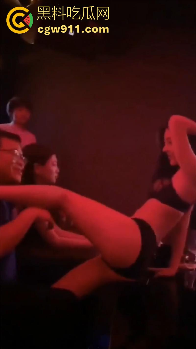有钱人的淫乱生活夜，夜场骚鸡激情时刻，火辣身材长腿美女，刺激贴身热舞，扭臀吃奶卖弄风骚，大哥笑的都合不拢嘴了！-11