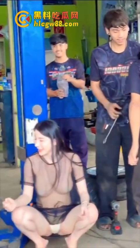 泰国修车店太卷了，黑纱透视丁字裤上阵拉客，这操作比夜店还骚，是不是人妖都看不出来了！-9