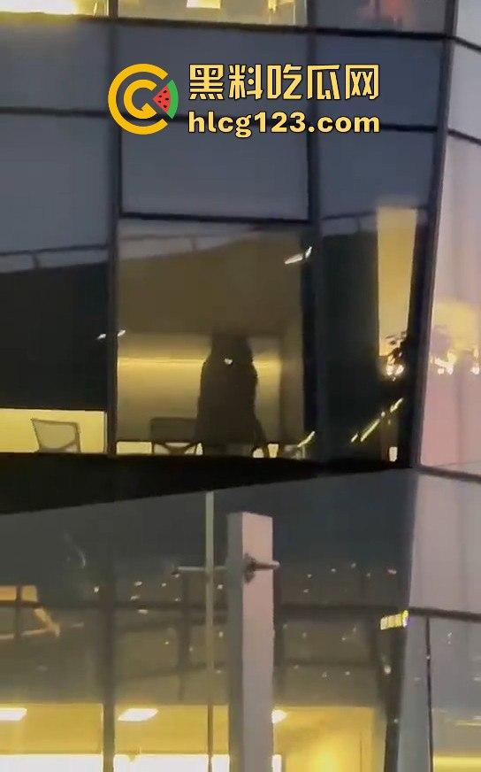 腾讯大厦38楼会议室变炮房！加班加到直接开干，楼下吃瓜群众围观全程！-12