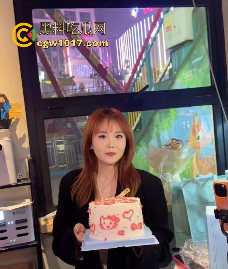 山东潍坊第二医科大学大奶母狗【许沫】欲焰焚身最骚大奶护士，各种骑乘无套猛插，胖是胖了点但胜在够骚！-1