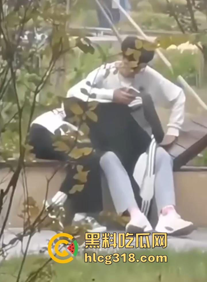 大学的野战瞬间！盘点一下那些性欲极其小伙户外的大学小情侣们的现场视频 满满的荷尔蒙呀！-1