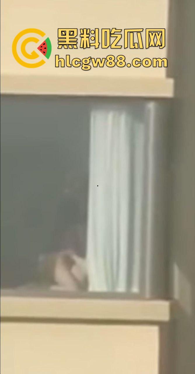 骚货人妻大胆做爱，高楼层 开窗帘让人欣赏，女的还挺主动的一直是骑乘位，看得人心痒痒！-8