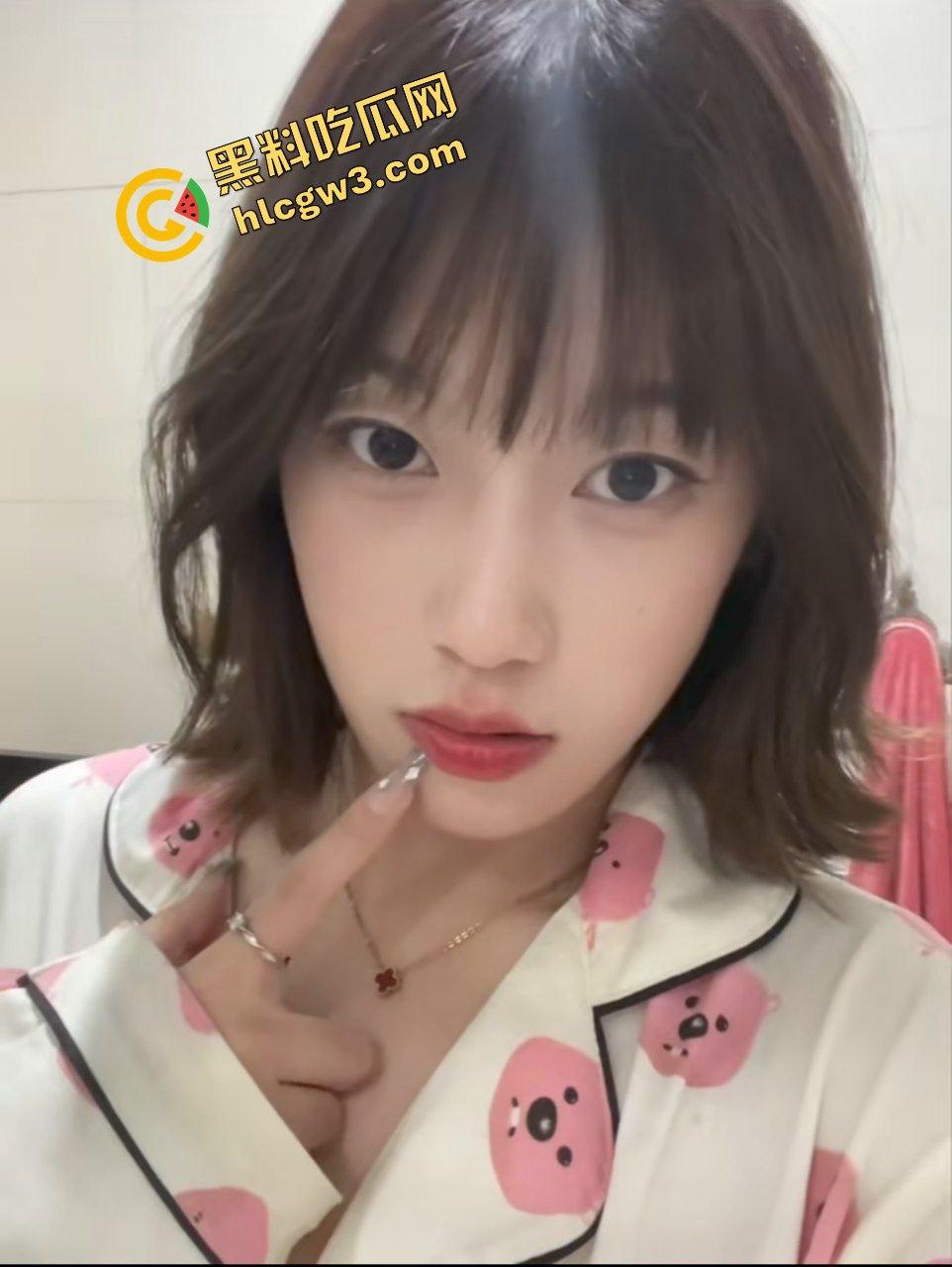 泉州轻工职业学院反差婊单身母狗『刘诗萌』富家小姐爱露出 全裸洗澡搓奶淫荡至极！独家曝光！-1