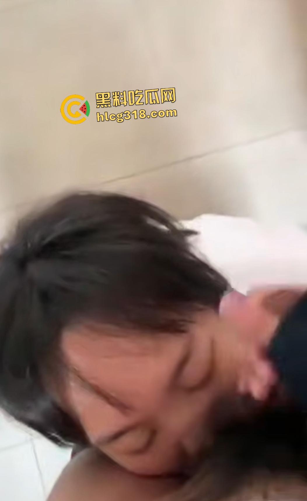 反差职校妹冒着退学的风险在教室口爆体育生，射完后还有精力去后入，体力真好！-2