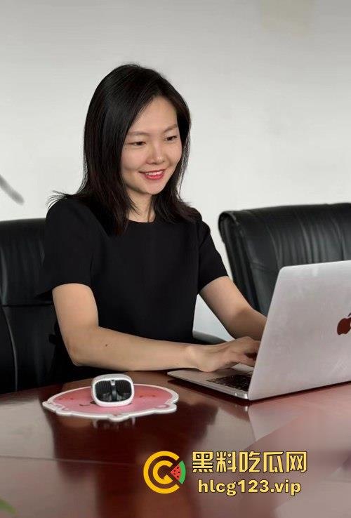 华夏航空传媒女强人『王文丽』趁老公不在家，和男同事偷情，后入爆操黑丝长腿，情趣内衣撩到爆炸！-1