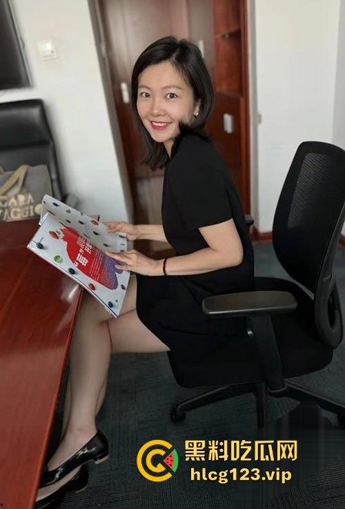 华夏航空传媒女强人『王文丽』趁老公不在家，和男同事偷情，后入爆操黑丝长腿，情趣内衣撩到爆炸！-4