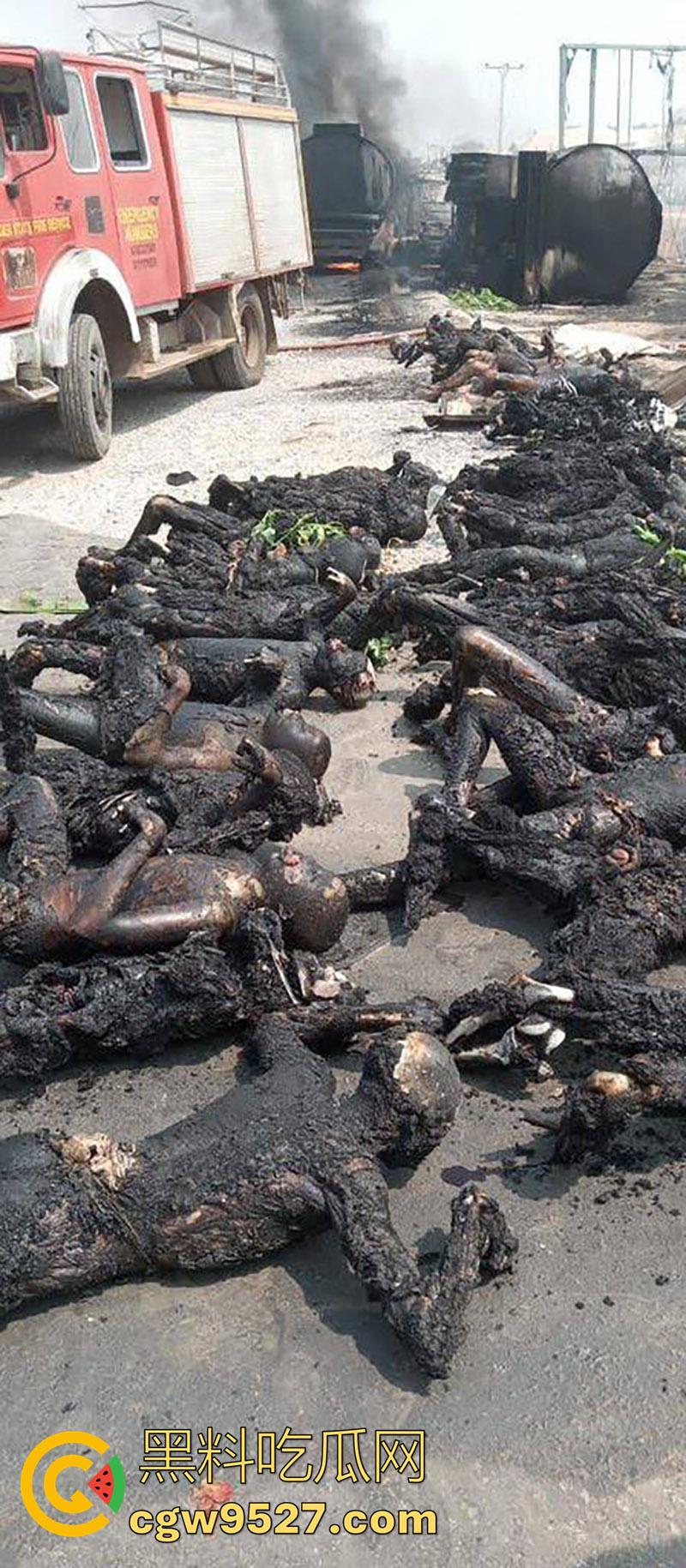 油罐车爆炸恐怖现场，造成77人死亡，鸡巴都给烧焦了，原始风味大烧烤，实在太惨了！-1