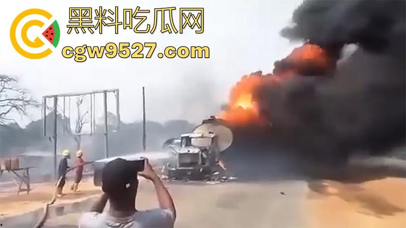 油罐车爆炸恐怖现场，造成77人死亡，鸡巴都给烧焦了，原始风味大烧烤，实在太惨了！-5