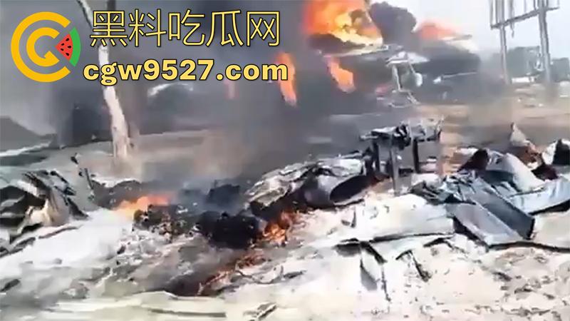 油罐车爆炸恐怖现场，造成77人死亡，鸡巴都给烧焦了，原始风味大烧烤，实在太惨了！-7