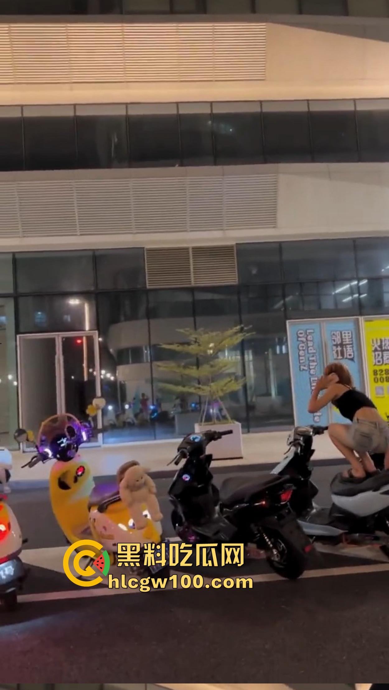 杜卡迪V4保时捷911都不如小牛电动车有排面？毕竟是黄毛精神小妹的专属神车，吃过的逼比你吃过的饭还多！-4