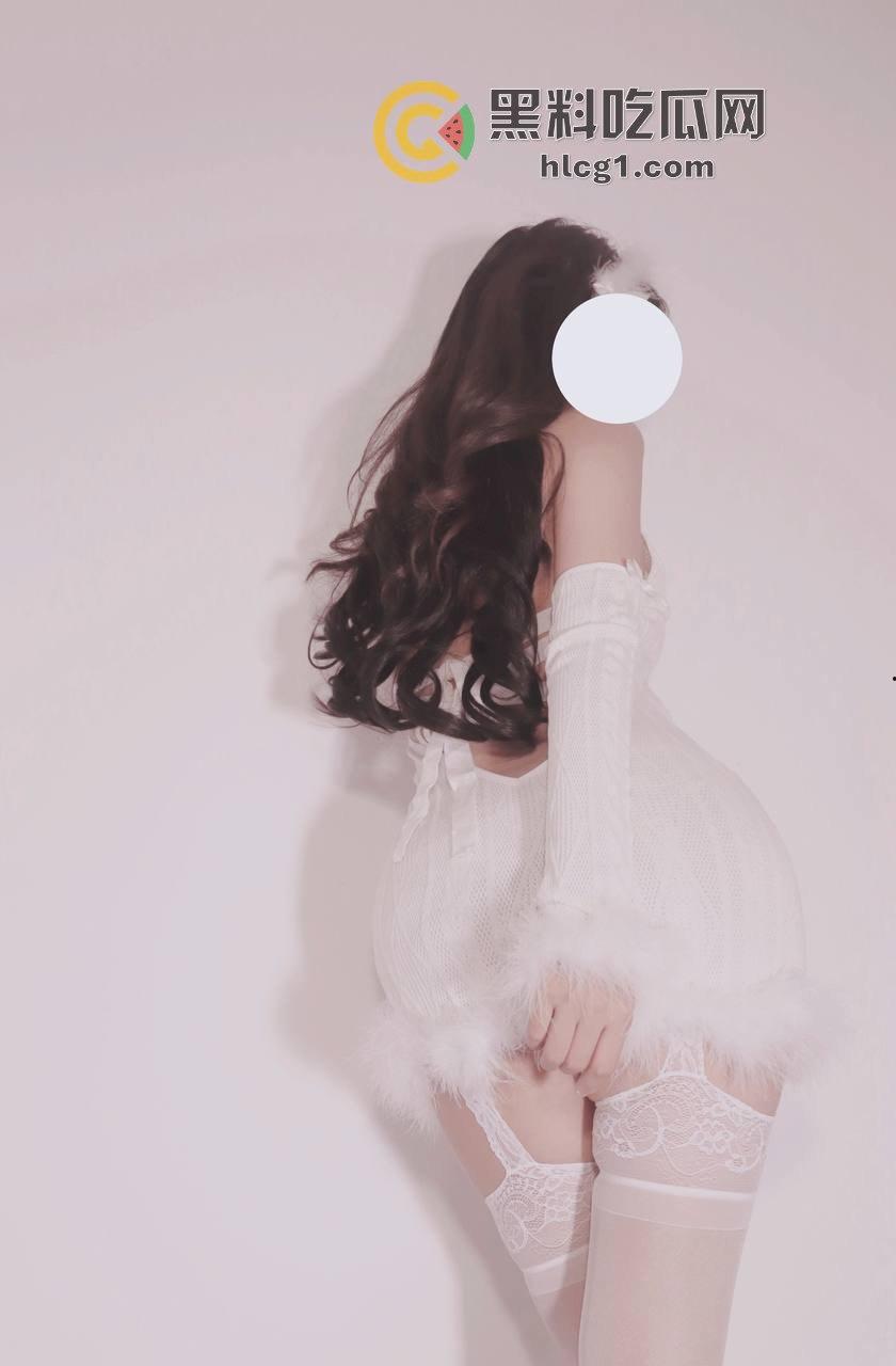 特极品少女福利姬「真真」火辣私拍流出，各种露出自摸馒头逼-16