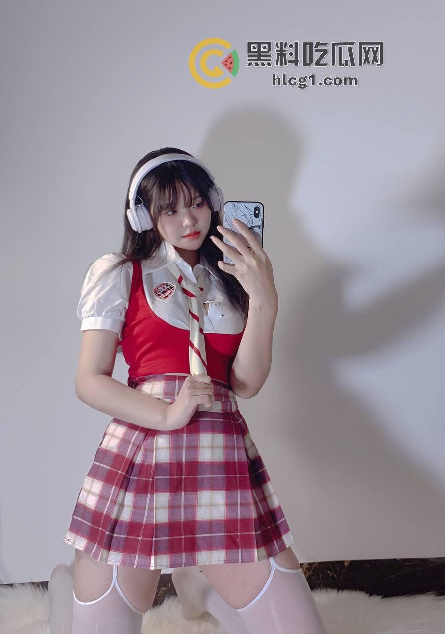 特极品少女福利姬「真真」火辣私拍流出，各种露出自摸馒头逼-20