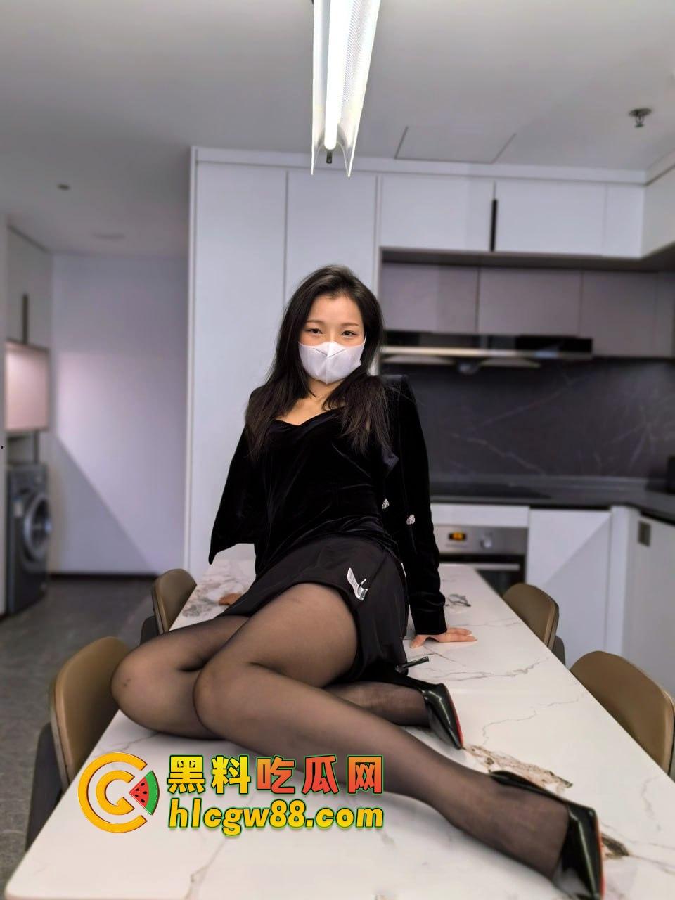 苏州99年骚妻『张婉婉』被绿帽老公牵着爬，多P调教裹操，菊花口爆双开花，毒龙深喉吞精爽成肉便器！-2