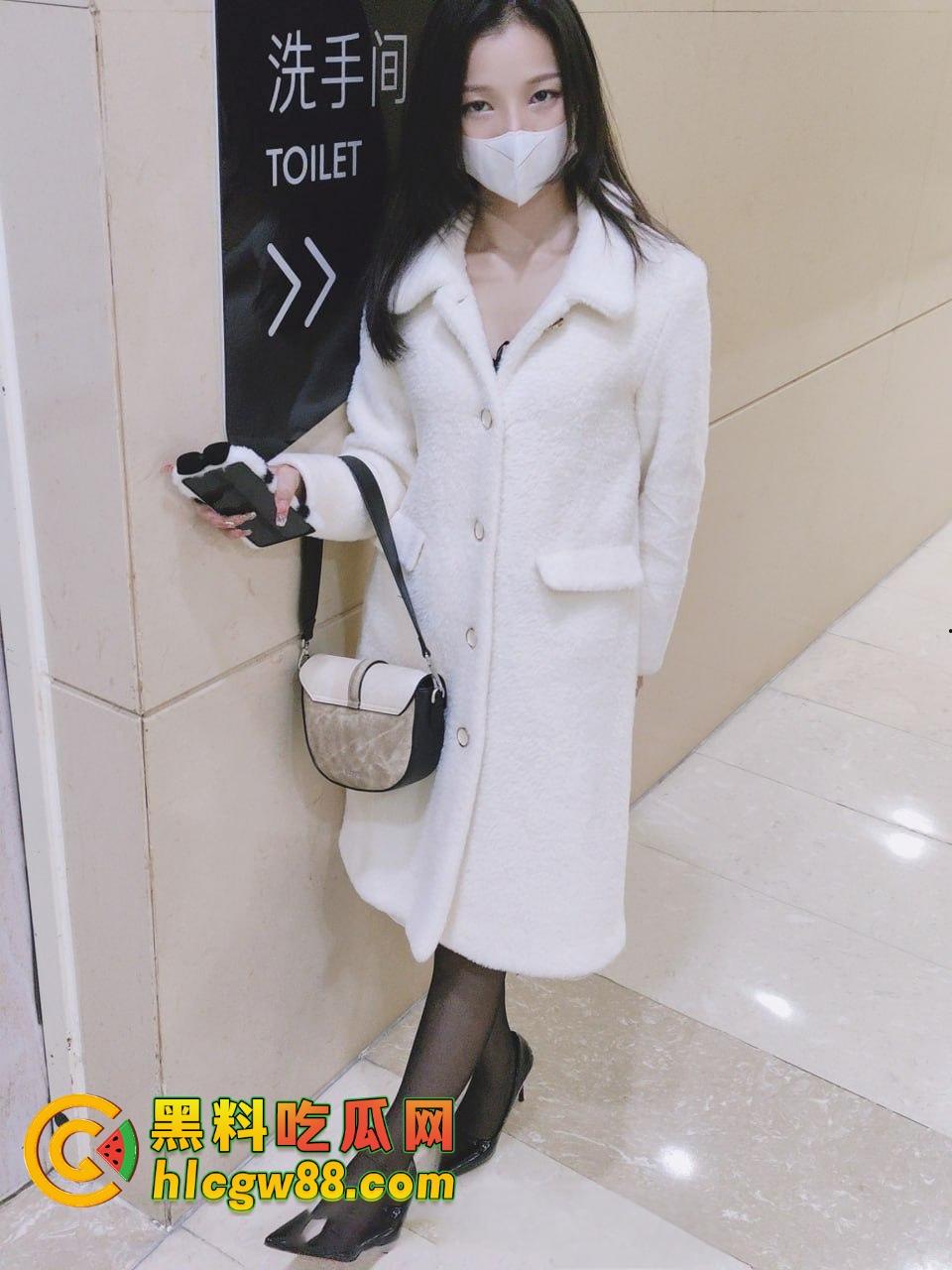 苏州99年骚妻『张婉婉』被绿帽老公牵着爬，多P调教裹操，菊花口爆双开花，毒龙深喉吞精爽成肉便器！-13