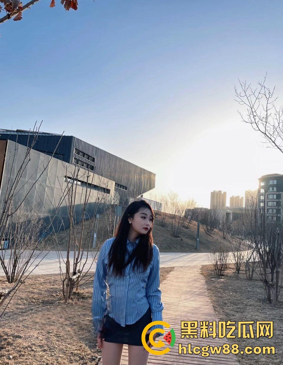 内蒙古包头轻工技术学校【王静】下海搞黄，网友裸聊私下约炮视频曝光，制服黑丝诱惑女王，乖乖女变床上尤物！-1